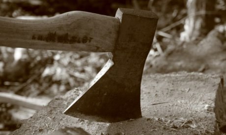 Пьяный амурчанин в порыве злости разбил топором окна в чужой квартире