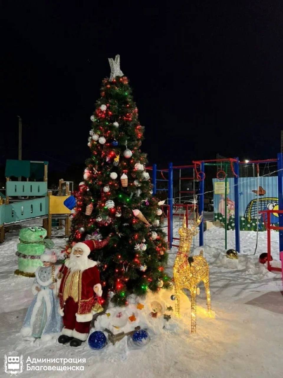 Как благовещенцы украшают свои дворы к новому году