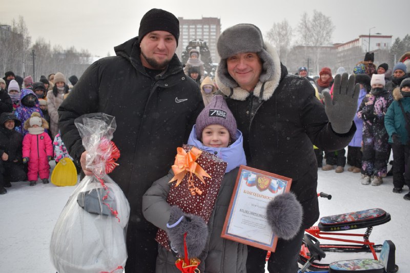 Главную площадь Тынды украсила ледяная лошадь по эскизу юной горожанки Главную площадь Тынды украсила ледяная лошадь по эскизу юной горожанки