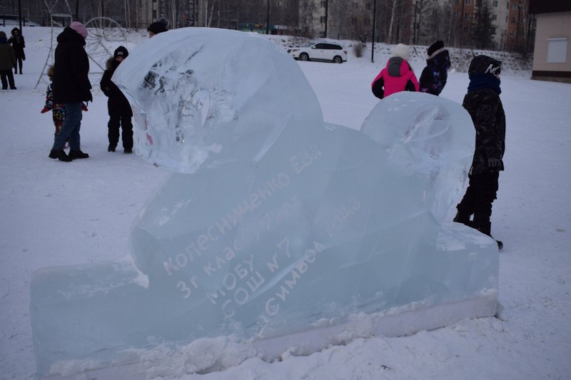 Главную площадь Тынды украсила ледяная лошадь по эскизу юной горожанки