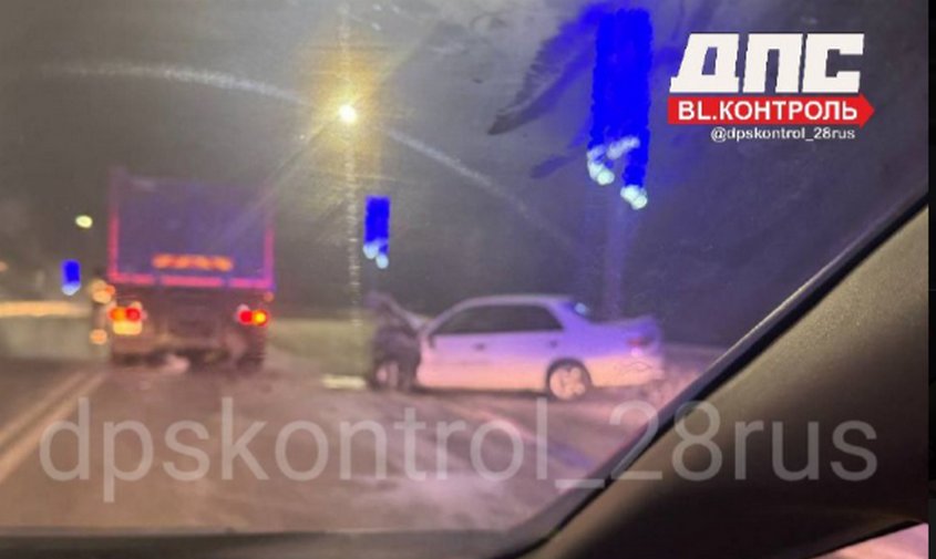 Личность устанавливается: в Благовещенске водитель иномарки влетел в грузовик и получил тяжелые травмы