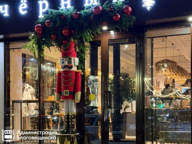 «Такое участие бизнеса говорит о внимании к людям»: Олег Имамеев осмотрел территории и фасады городских предприятий, украшенные к новому году