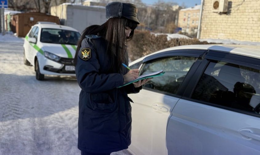 Благовещенка скрывалась от приставов, чтобы у нее не забрали машину за почти 250 штрафов