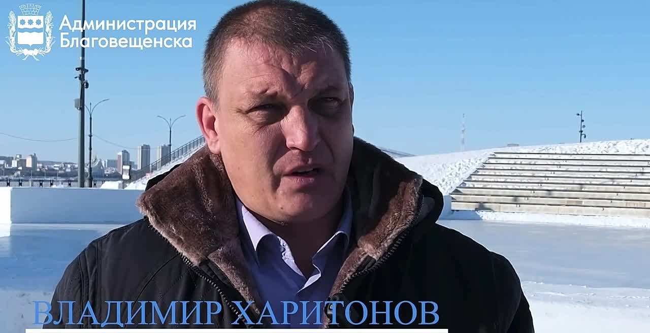 В Благовещенске на площади Ленина начали заливать большой каток