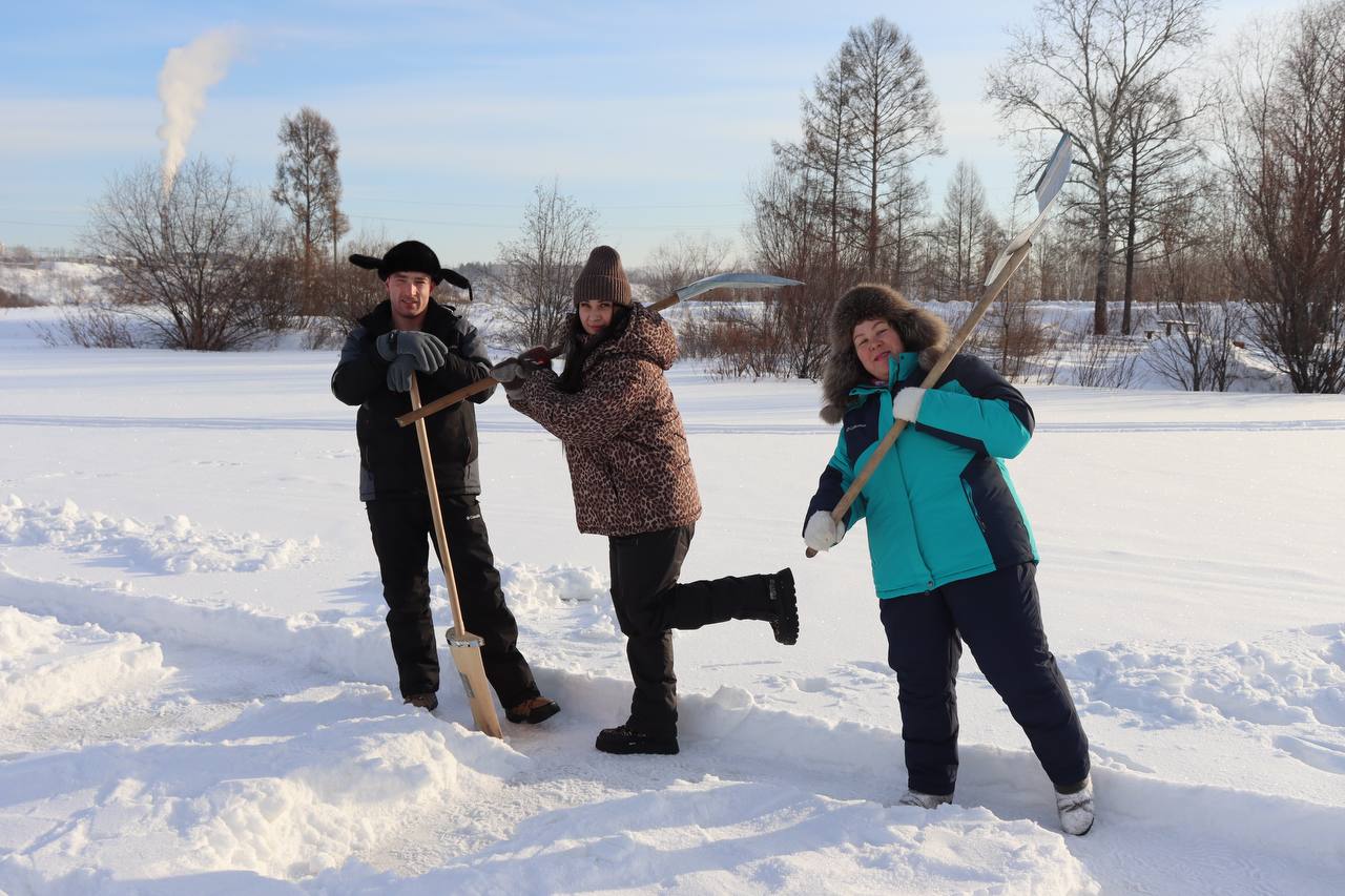 Пегас расправляет крылья: как художники из Магдагачей рисовали открытку на фестиваль «Чудеса на льду» Пегас расправляет крылья: как художники из Магдагачей рисовали открытку на фестиваль «Чудеса на льду»
