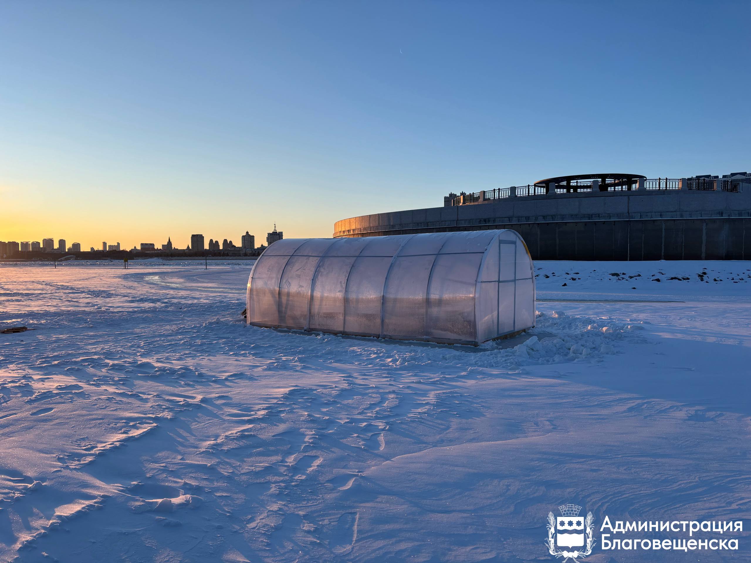 Окунуться в зиму: на благовещенском пляже «Пограничный» прорубили купель Окунуться в зиму: на благовещенском пляже «Пограничный» прорубили купель