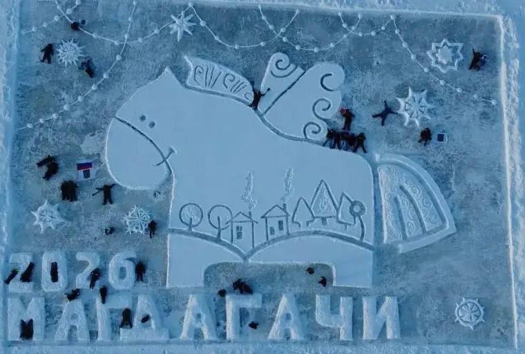 Пегас расправляет крылья: как художники из Магдагачей рисовали открытку на фестиваль «Чудеса на льду»