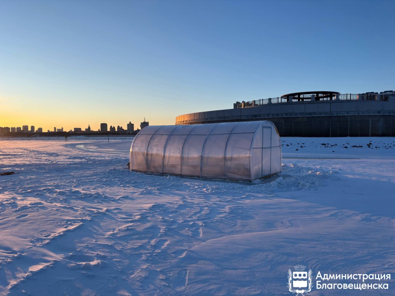 Зимнее купание на благовещенском пляже: для любителей плавать в холодной воде подготовили прорубь
