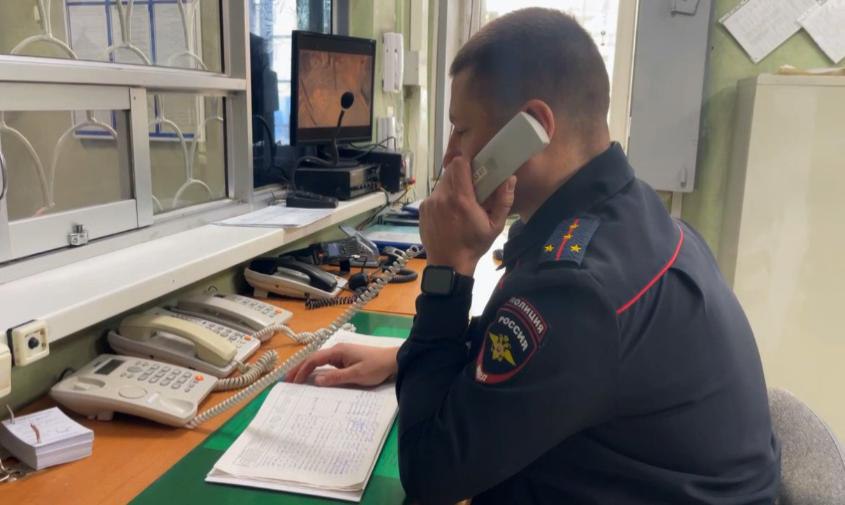 Разбил окно камнем: в Архаре 17-летний коллекционер украл военную форму из чужого дома