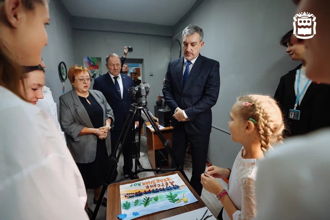 Губернатор Василий Орлов в ходе рабочей поездки в Свободный посетил школу №5 Губернатор Василий Орлов в ходе рабочей поездки в Свободный посетил школу №5