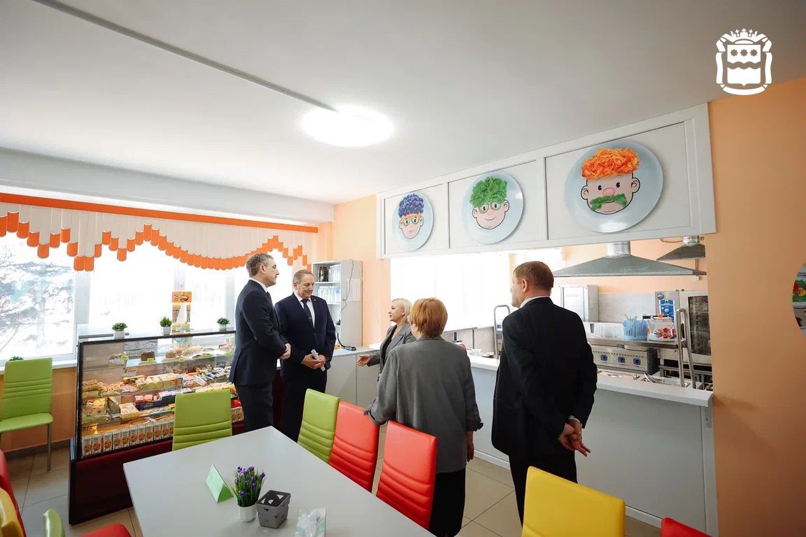 Губернатор Василий Орлов в ходе рабочей поездки в Свободный посетил школу №5 Губернатор Василий Орлов в ходе рабочей поездки в Свободный посетил школу №5