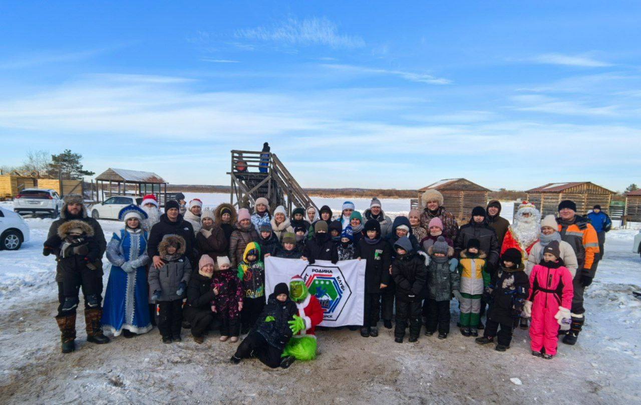 Как жители Белогорска рисовали коня с огненной гривой и поймали Гринча на ледовой открытке Как жители Белогорска рисовали коня с огненной гривой и поймали Гринча на ледовой открытке