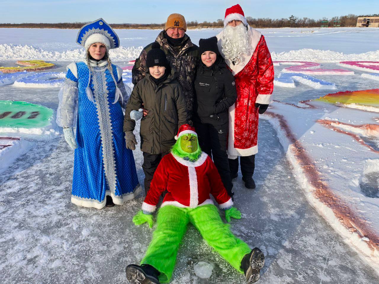 Как жители Белогорска рисовали коня с огненной гривой и поймали Гринча на ледовой открытке Как жители Белогорска рисовали коня с огненной гривой и поймали Гринча на ледовой открытке