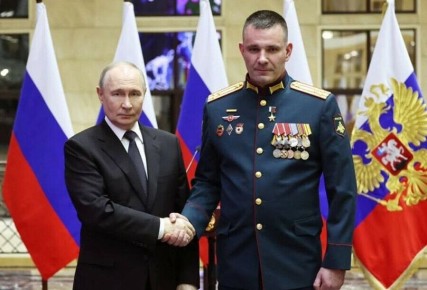 Áëàãîâåùåíöó, âûïóñêíèêó ÄÂÎÊÓ ïîëêîâíèêó Äåíèñó Ïèðîãîâó ïðèñâîåíî çâàíèå Ãåðîÿ Ðîññèè çà ó÷àñòèå â îñâîáîæäåíèè Ñåâåðñêà