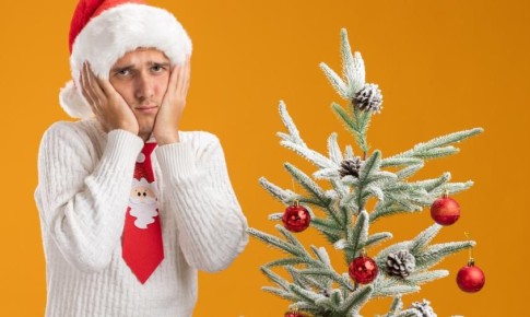 «Не праздник, а рутина»: большинство читателей АСН24 не чувствует новогоднего настроения