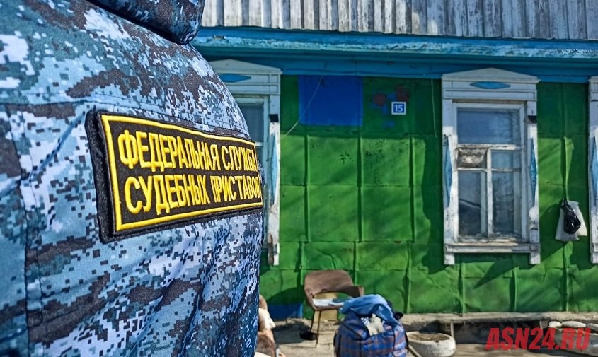 В Чигирях женщина только через суд и с помощью приставов заставила соседку убрать свое имущество с ее участка