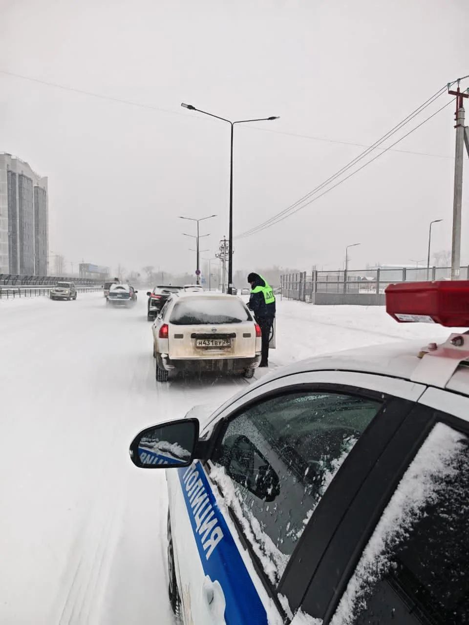 Сильный снегопад и метель резко ухудшили видимость и условия на дорогах Амурской области Сильный снегопад и метель резко ухудшили видимость и условия на дорогах Амурской области