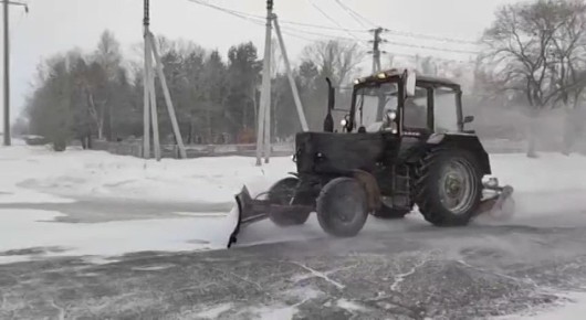 Региональные дороги чистят в штатном режиме: почти 60 единиц техники и 70 рабочих вышли на уборку снега