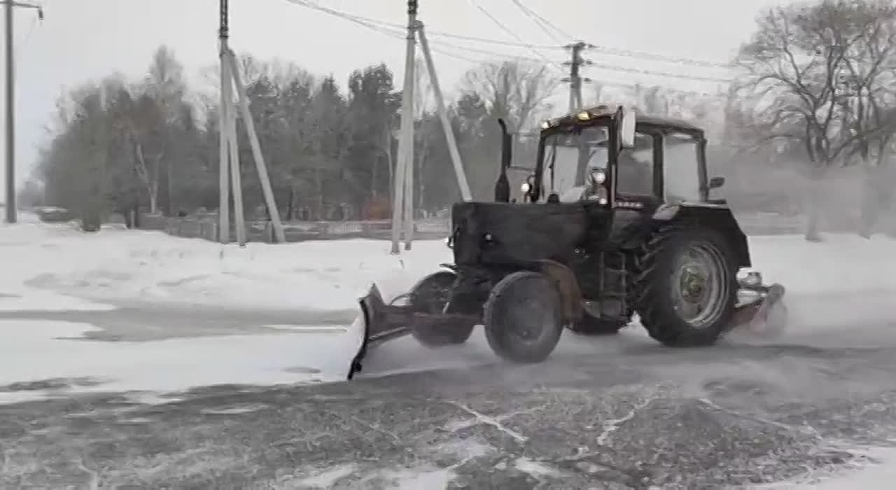 Региональные дороги чистят в штатном режиме: почти 60 единиц техники и 70 рабочих вышли на уборку снега