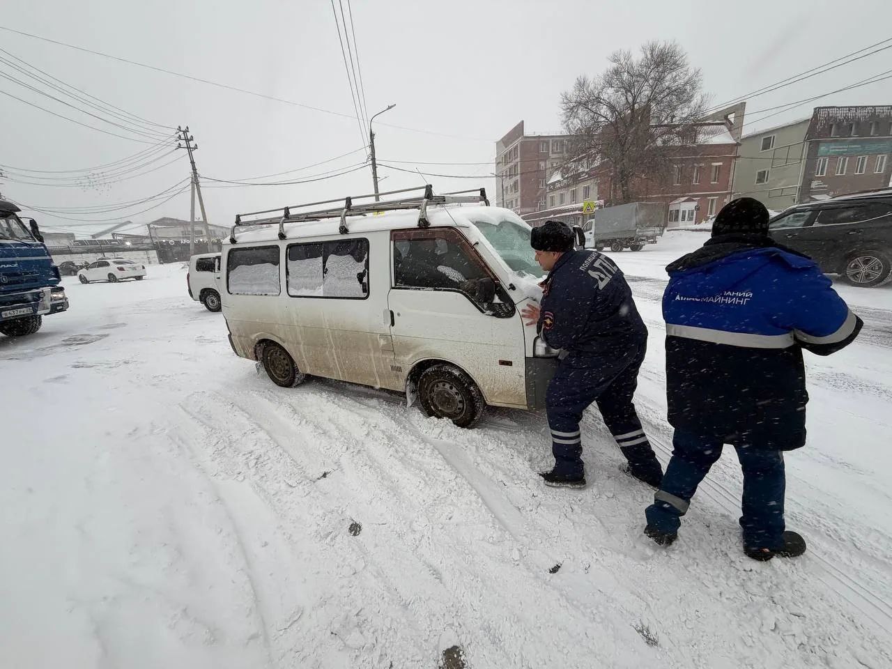 Сильный снегопад и метель резко ухудшили видимость и условия на дорогах Амурской области Сильный снегопад и метель резко ухудшили видимость и условия на дорогах Амурской области