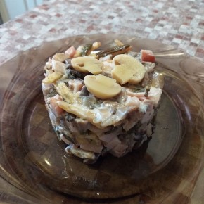 Папоротник на вашем столе: необычный салат с копчёной грудкой, который стоит попробовать