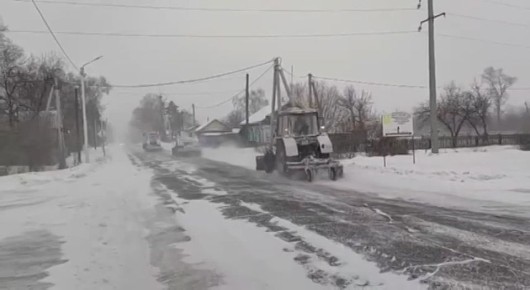 Около шести десятков единиц спецтехники чистят региональные дороги