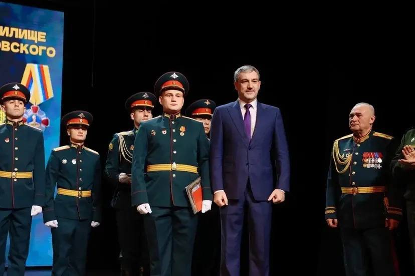 Губернатор Василий Орлов поздравил молодых офицеров ДГВОКУ с выпуском