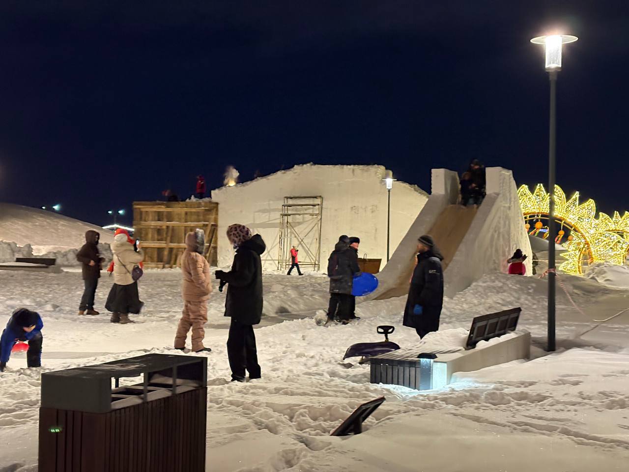 В Благовещенске открыли одну из снежных горок на площади и оригинально запретили кататься с холмов