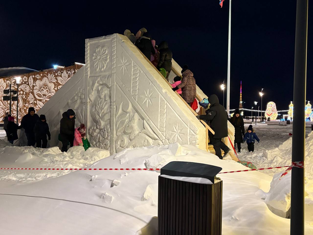 В Благовещенске открыли одну из снежных горок на площади и оригинально запретили кататься с холмов В Благовещенске открыли одну из снежных горок на площади и оригинально запретили кататься с холмов