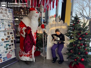 Резиденция Деда Мороза начала свою работу на центральной площади Благовещенска