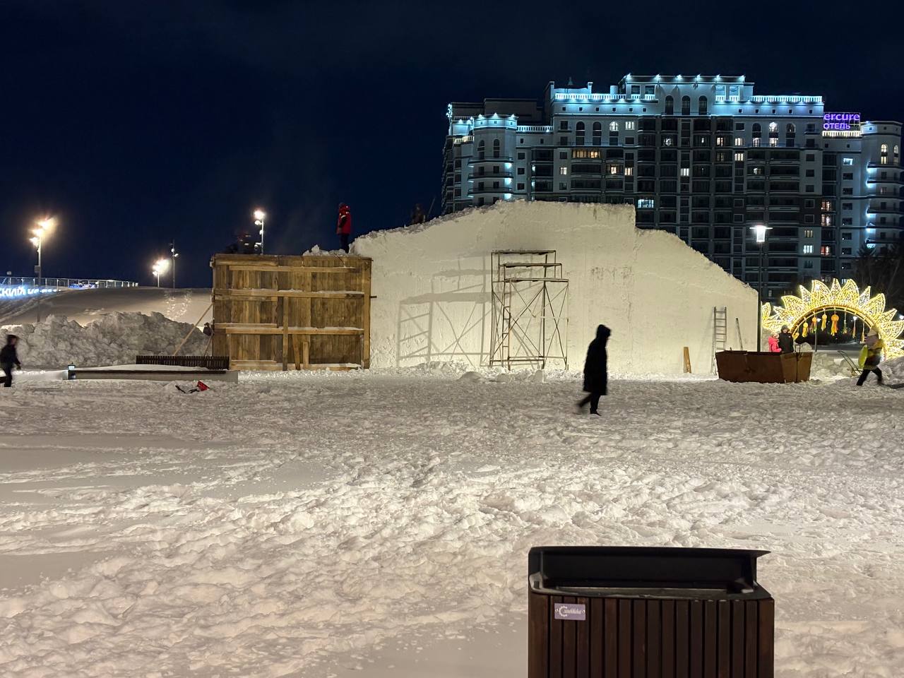 В Благовещенске открыли одну из снежных горок на площади и оригинально запретили кататься с холмов В Благовещенске открыли одну из снежных горок на площади и оригинально запретили кататься с холмов