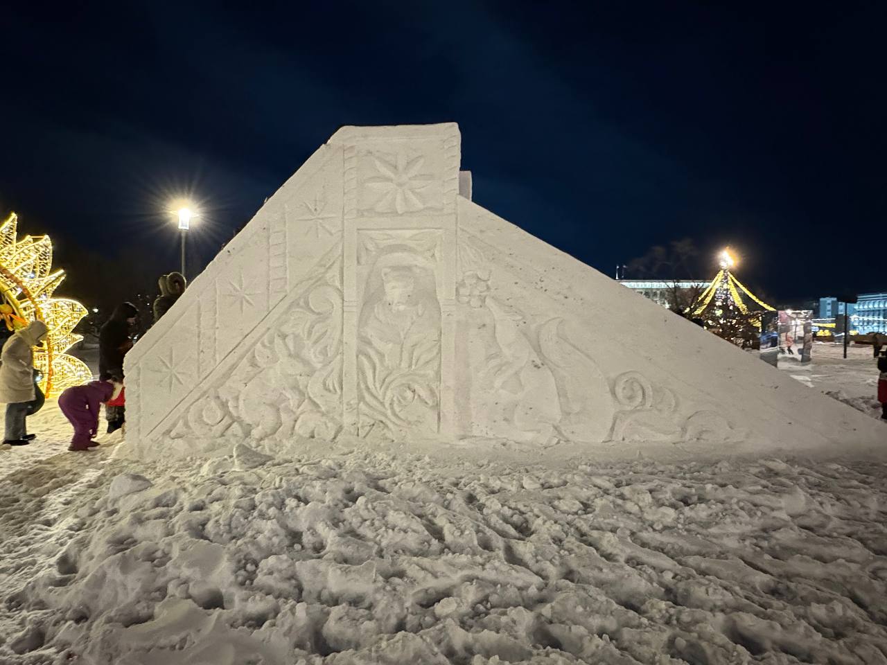 В Благовещенске открыли одну из снежных горок на площади и оригинально запретили кататься с холмов В Благовещенске открыли одну из снежных горок на площади и оригинально запретили кататься с холмов