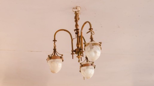 Копеечное средство очистит грязную люстру до блеска: им всегда пользуются клинеры