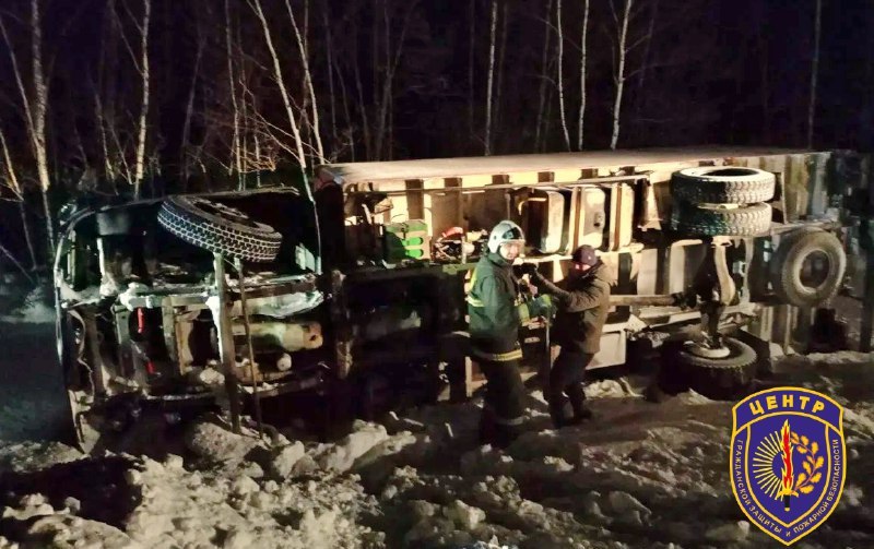 Замерзающего водителя грузовика и его корги спасли ночью на амурской трассе Замерзающего водителя грузовика и его корги спасли ночью на амурской трассе