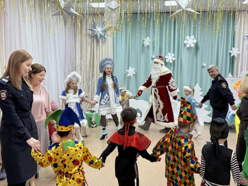 В Приамурье Полицейский Дед Мороз и Снегурочка подарили праздник воспитанникам центра «Мечта» В Приамурье Полицейский Дед Мороз и Снегурочка подарили праздник воспитанникам центра «Мечта»