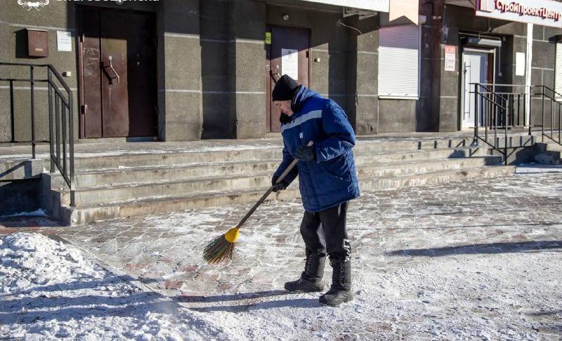 Снег, мусор и надписи на заборах: в 2025 году благовещенцы нарушали правила благоустройства 1 500 раз