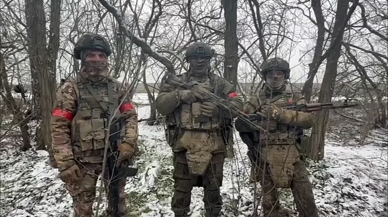 С боевых позиций пришли новогодние поздравления: воины обратились с видеообращением к землякам-амурчанам и юнармейцам