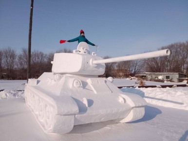 Снежный Т-34 в натуральную величину построили дедушка с внуком в Амурской области