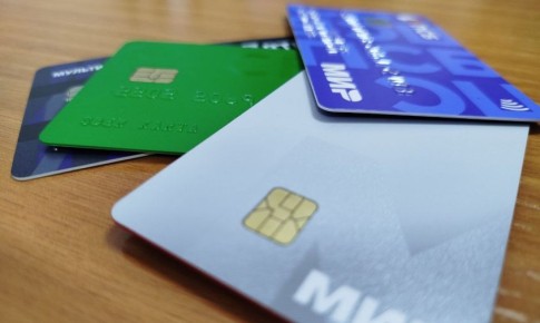 Банки все чаще блокируют карты россиян при переводах между своими счетами