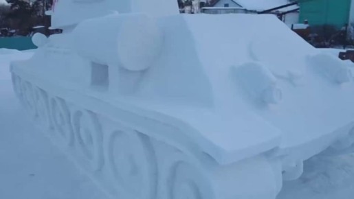 Если снеговика лепить уже скучно, попробуйте сделать снежный танк!