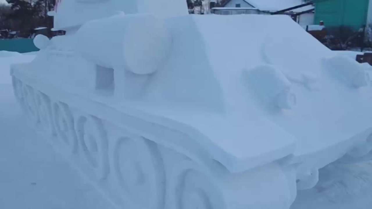 Если снеговика лепить уже скучно, попробуйте сделать снежный танк!
