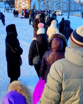 Благовещенцы в новогодние праздники штурмуют тюбинговую горку на главной площади города