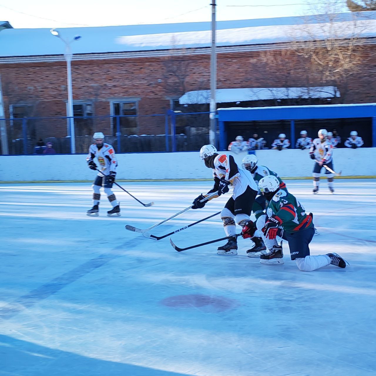 Сегодня наша съёмочная группа работает в Константиновском районе, где на льду вновь встретились сильнейшие хоккейные команды области Сегодня наша съёмочная группа работает в Константиновском районе, где на льду вновь встретились сильнейшие хоккейные команды области