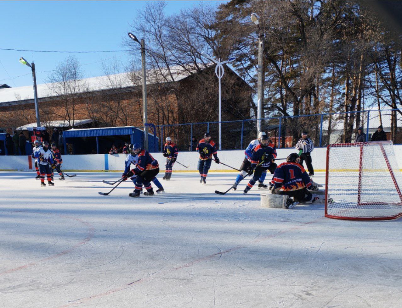 Сегодня наша съёмочная группа работает в Константиновском районе, где на льду вновь встретились сильнейшие хоккейные команды области Сегодня наша съёмочная группа работает в Константиновском районе, где на льду вновь встретились сильнейшие хоккейные команды области