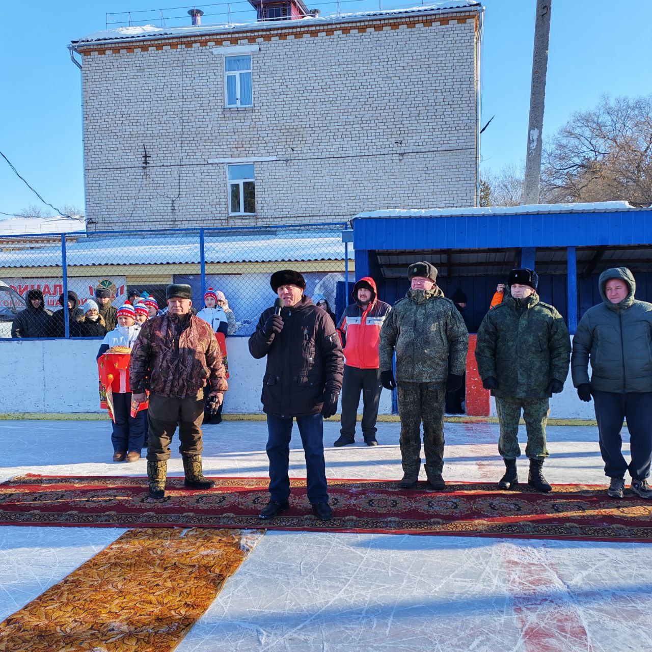 Сегодня наша съёмочная группа работает в Константиновском районе, где на льду вновь встретились сильнейшие хоккейные команды области Сегодня наша съёмочная группа работает в Константиновском районе, где на льду вновь встретились сильнейшие хоккейные команды области