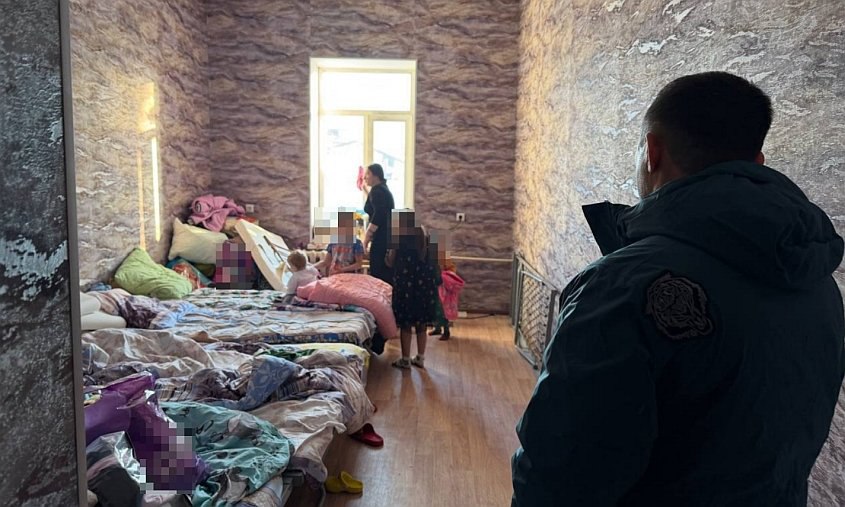 После пожара пока в общежитии: в Благовещенске семье с 10 детьми помогут найти постоянное жилье