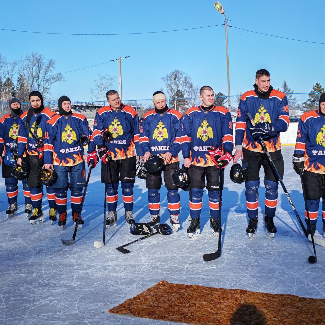 Сегодня наша съёмочная группа работает в Константиновском районе, где на льду вновь встретились сильнейшие хоккейные команды области Сегодня наша съёмочная группа работает в Константиновском районе, где на льду вновь встретились сильнейшие хоккейные команды области