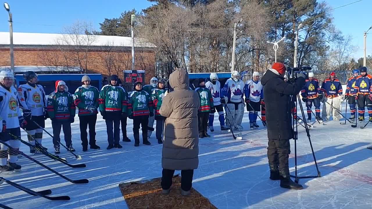 Сегодня наша съёмочная группа работает в Константиновском районе, где на льду вновь встретились сильнейшие хоккейные команды области