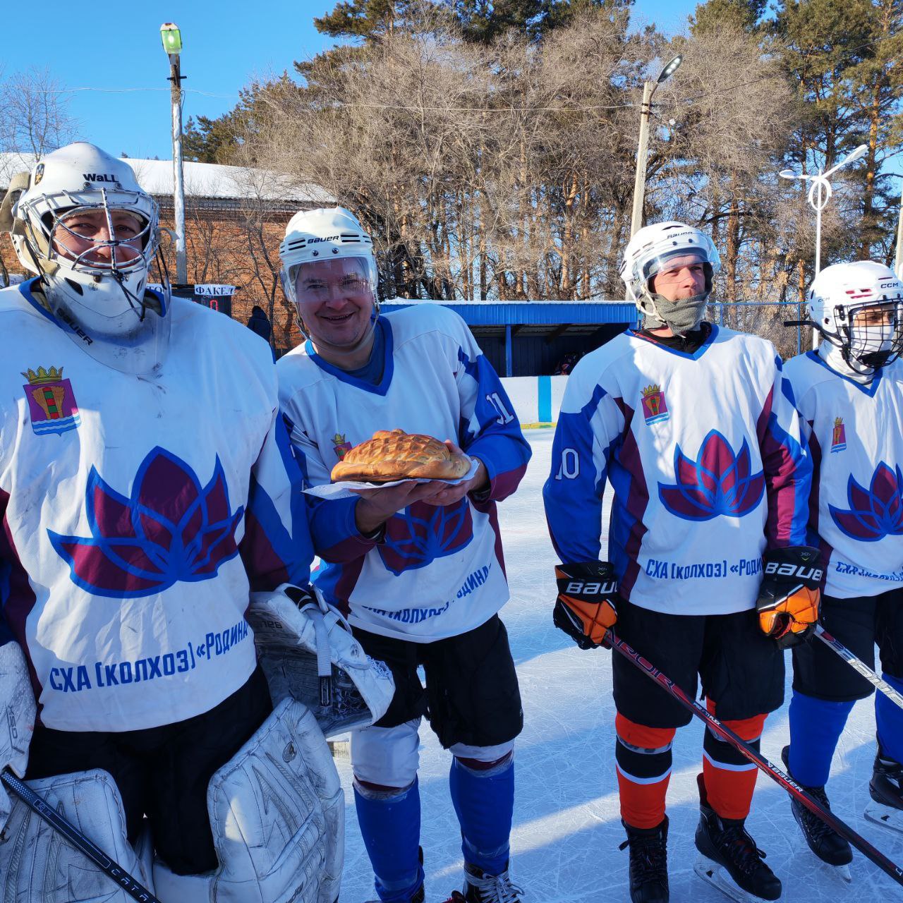 Сегодня наша съёмочная группа работает в Константиновском районе, где на льду вновь встретились сильнейшие хоккейные команды области Сегодня наша съёмочная группа работает в Константиновском районе, где на льду вновь встретились сильнейшие хоккейные команды области