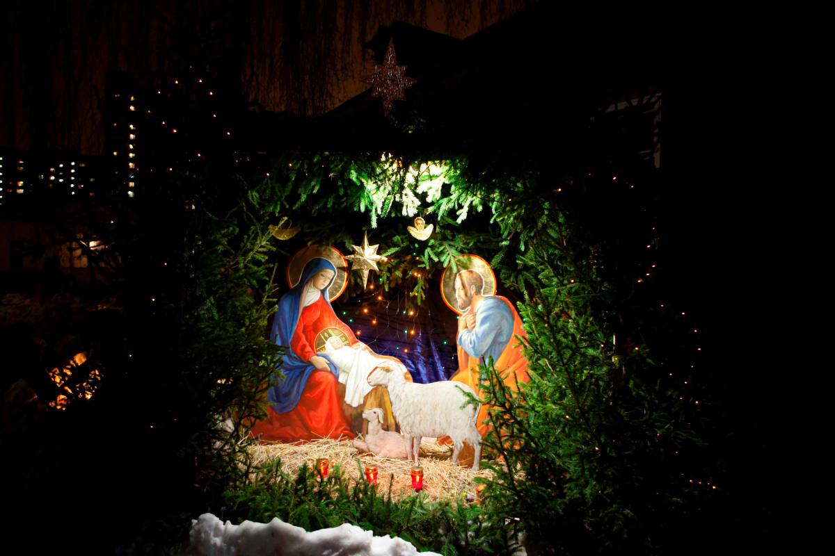 Благовещенская епархия приглашает горожан встретить светлый праздник Рождества Христова